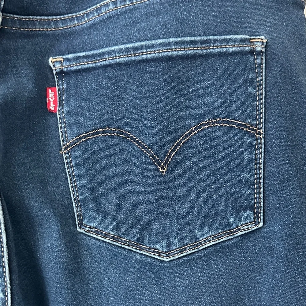 EUC Levi's Women's 311 Shaping Skinny Jeans - Dark Blue Wash / Size 32 - Picture 4 of 7